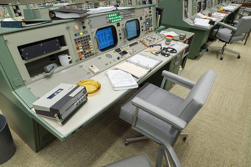 Consoles da sala de controle de opera&ccedil;&otilde;es das miss&otilde;es do programa Apollo, em Houston, Texas (EUA)