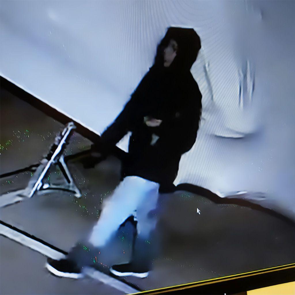 &Uacute;ltima apari&ccedil;&atilde;o de Vit&oacute;ria nas c&acirc;meras de seguran&ccedil;a. Ela est&aacute; usando um casaco preto, com capuz