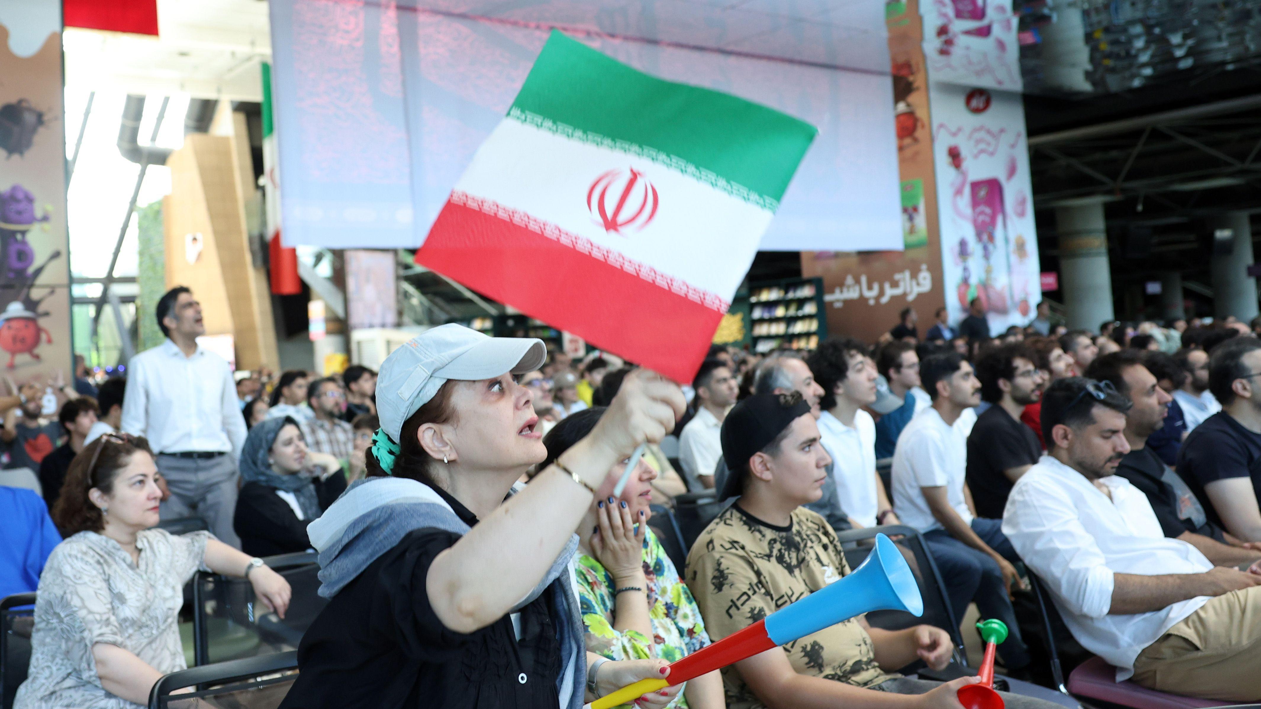 ردود فعل الإيرانيين أثناء مشاهدتهم بث مباراة المجموعة السابعة من كأس العالم لكرة القدم 2026 بين إيران ومصر في طهران، إيران، 27 يونيو/ حزيران 2026.