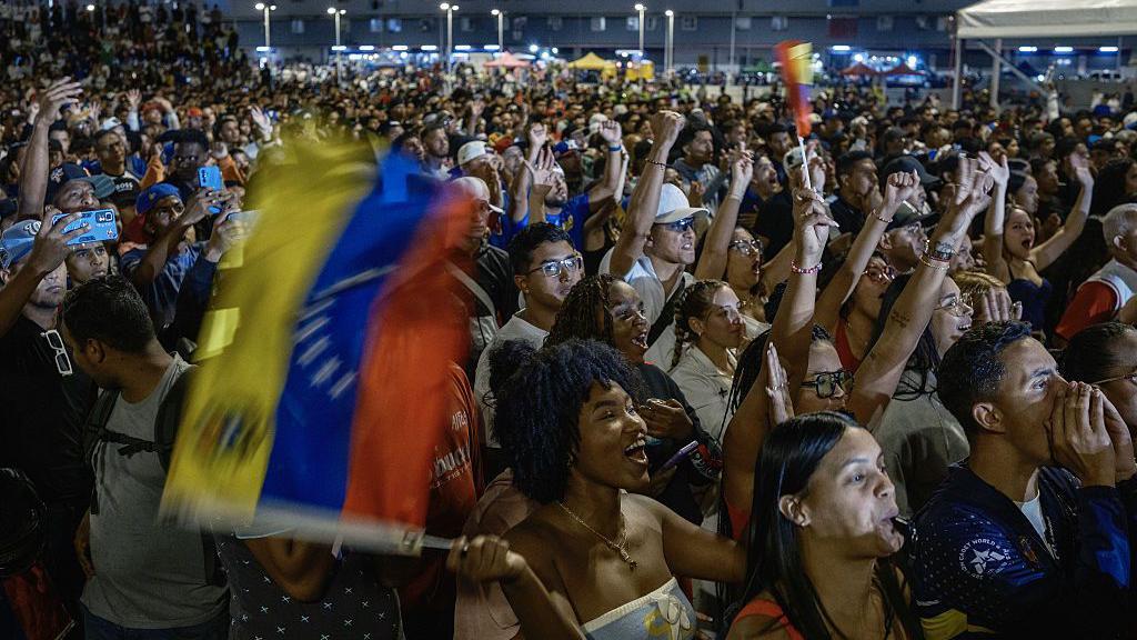 Venezolanos miran el juego en la capital venezolana
