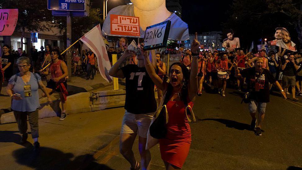 Varias personas protestan en las calles de Tel Aviv en la noche del jueves 7 al viernes 8 de agosto, 2025