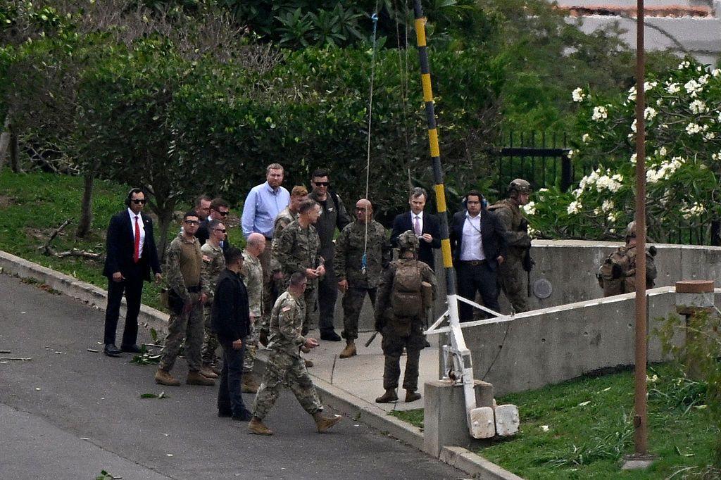 Militares y funcionarios estadounidenses en la explanada de la embajada de EE.UU. en Caracas.