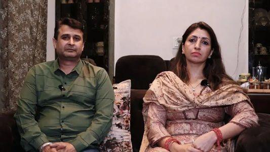ایشیتا شرما کے والدین نے بتایا کہ سکول والوں نے کلاس رومز میں کھانے سے منع کر رکھا تھا