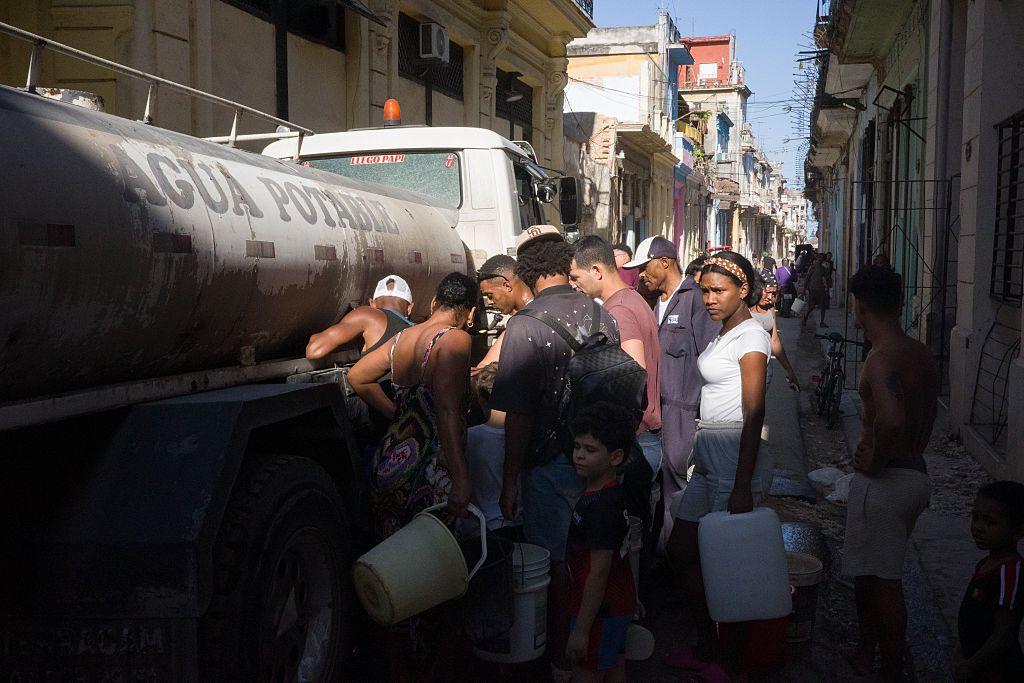 Personas hacen fila para conseguir agua en un camión cisterna en el barrio La Habana Vieja de La Habana, Cuba, en marzo.
