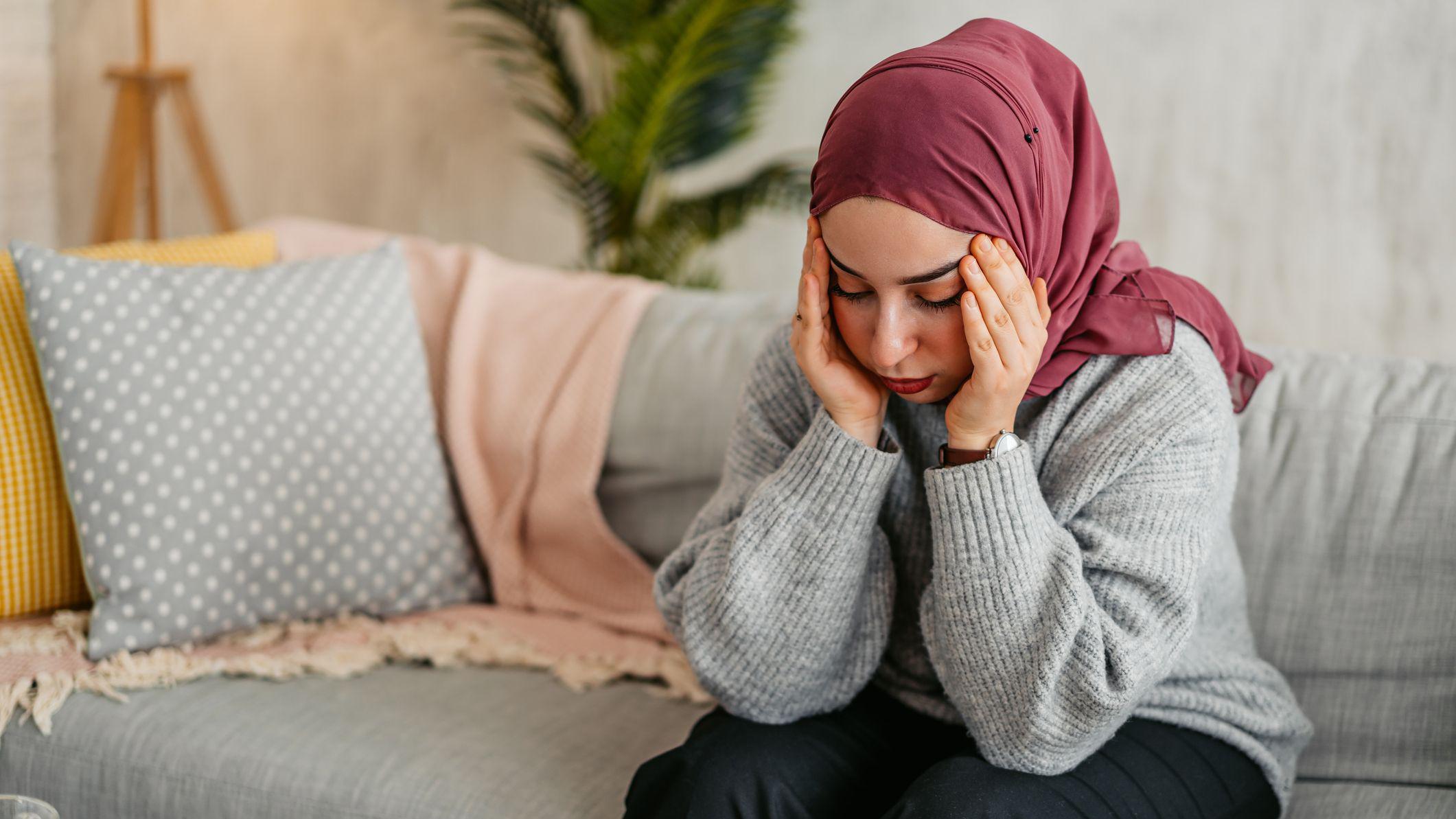 لماذا تعاني النساء من الضغط النفسي والإجهاد أكثر من الرجال؟ 1 سيدة تبدو متوترة