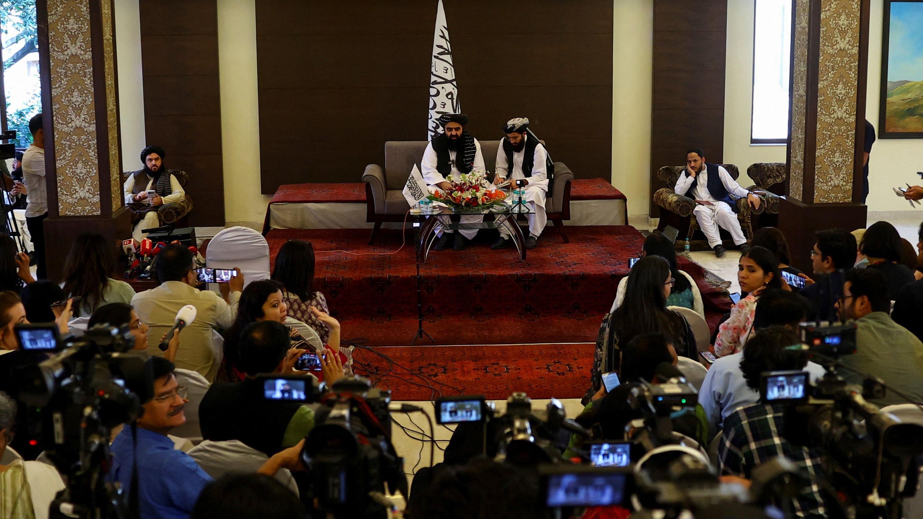 تنقید کے بعد افغان طالبان کی انڈیا میں دوبارہ پریس کانفرنس اور خواتین صحافیوں کی شرکت