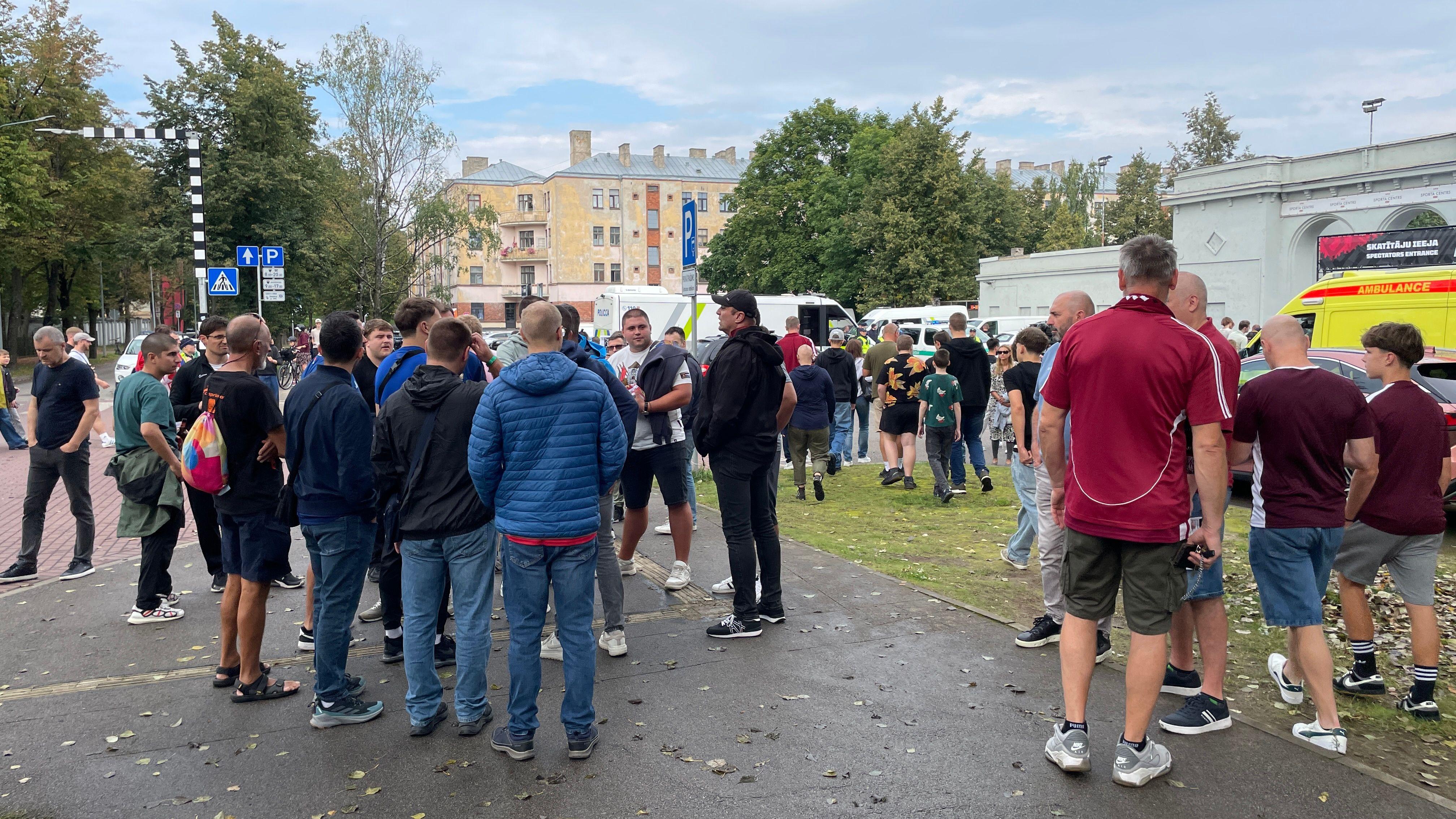 Srpski navijači kod stadiona traže način da uđu, a da ne skinu obeležja