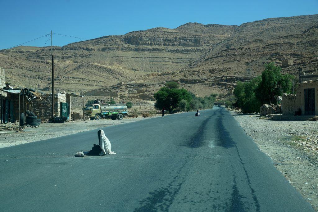 "استراتيجيات تأقلم سلبية"، الحرب في اليمن تُجبر نساء على التسول #عاجل 2 متسولات في اليمن