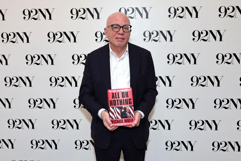 Michael Wolff con su libro All or Nothing: How Trump Recaptured America
