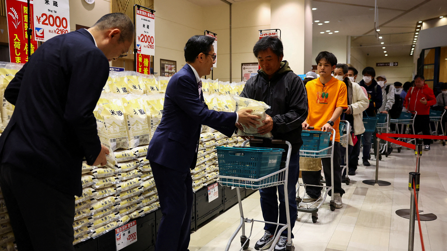人們正排隊購買大米。
