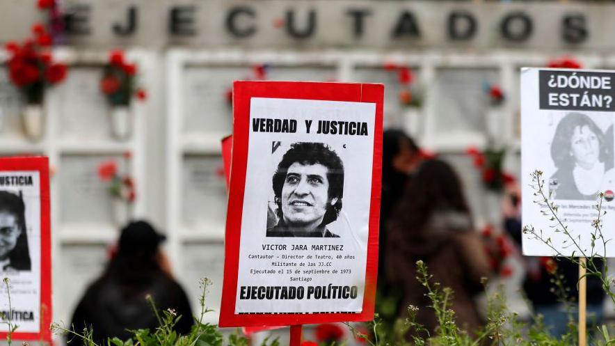 Un cartel pide verdad y justicia para Víctor Jara. 