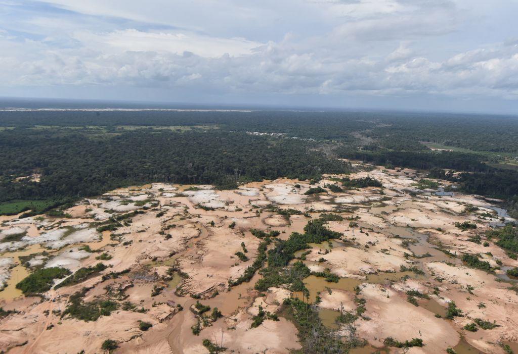 Vista aérea de una zona de Amazonía peruana deforestada por la extensión de explotaciones mineras ilegales.