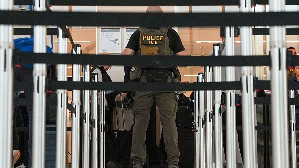 Un agente de ICE ayuda a los agentes de la TSA en el control de seguridad del Aeropuerto LaGuardia, el 28 de marzo de 2026 en Nueva York, Nueva York. (Foto de Ryan Murphy/Getty Images)
