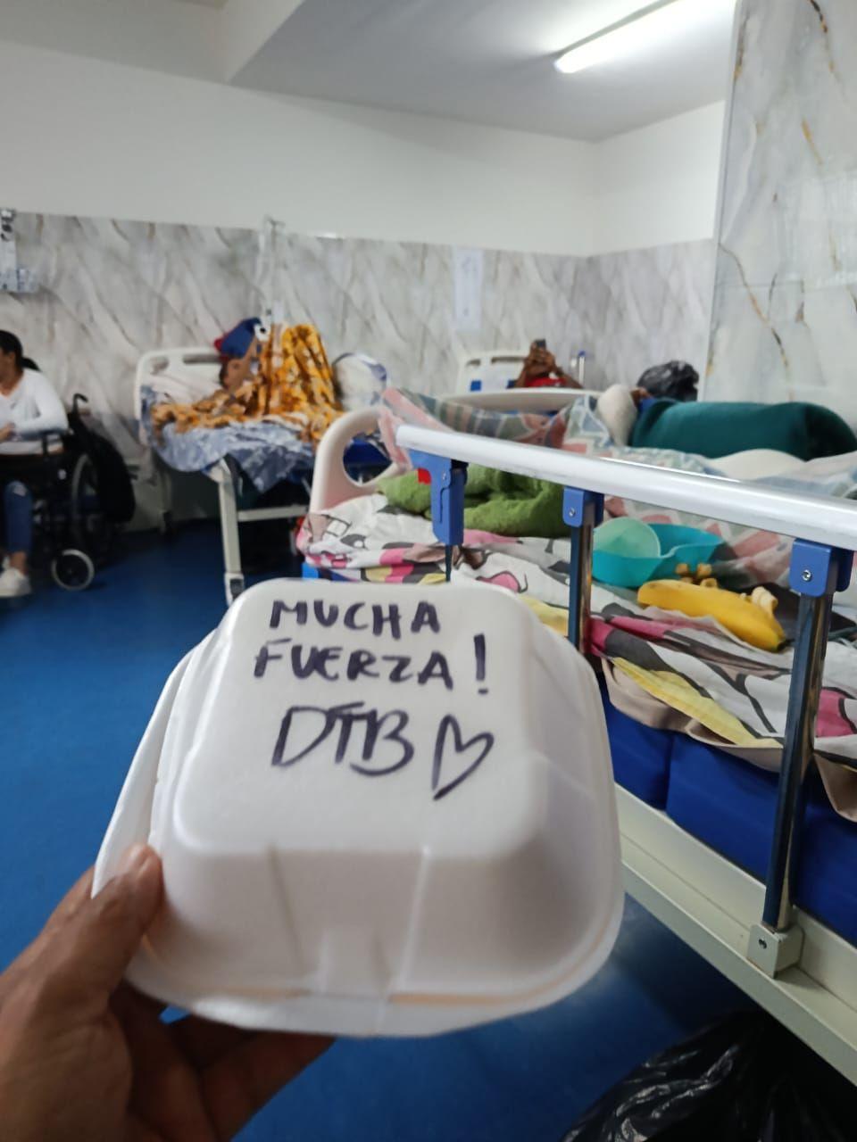 Ración de comida en el Hospital Pérez Carreño