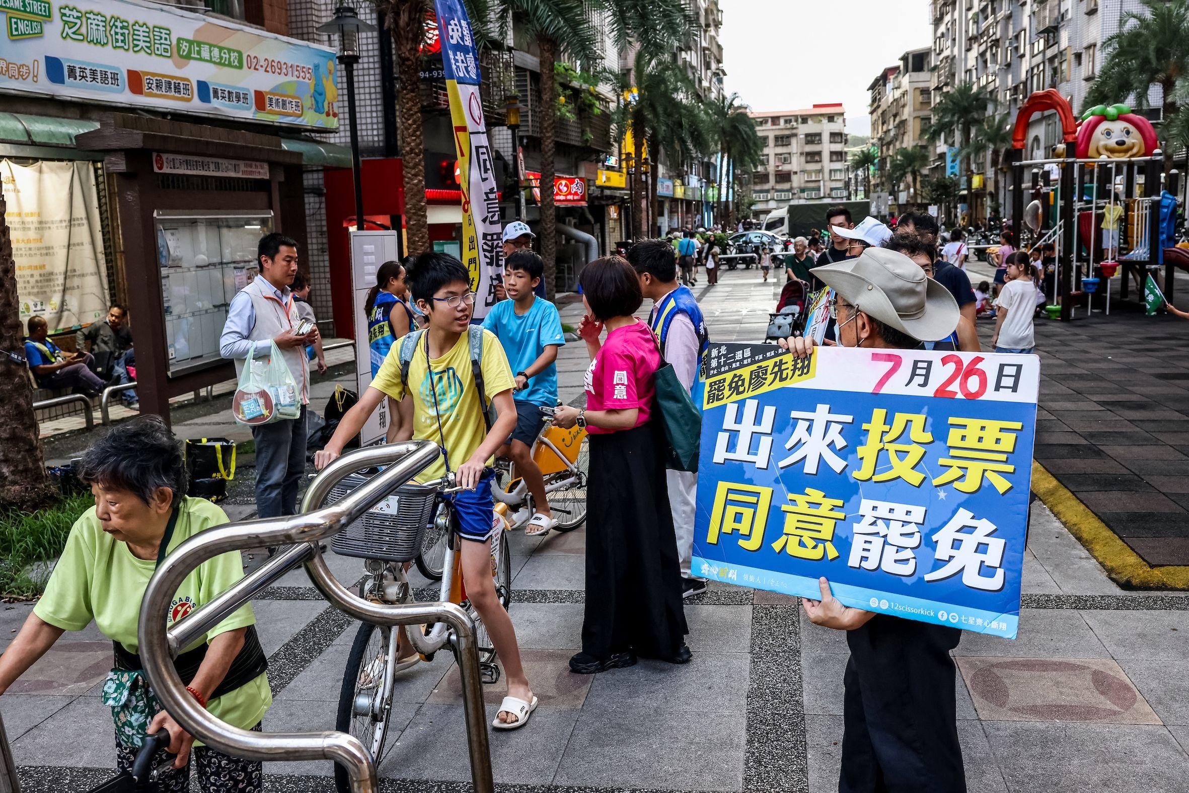 「大罷免」爭論的雙方都認為自己才是台灣民主的拯救者。