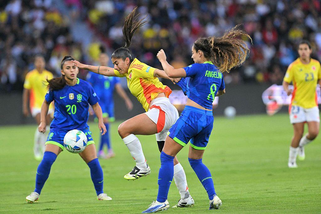 La colombiana, Catalina Usme, disputa el balón con dos jugadoras brasileñas en un lance de la final.