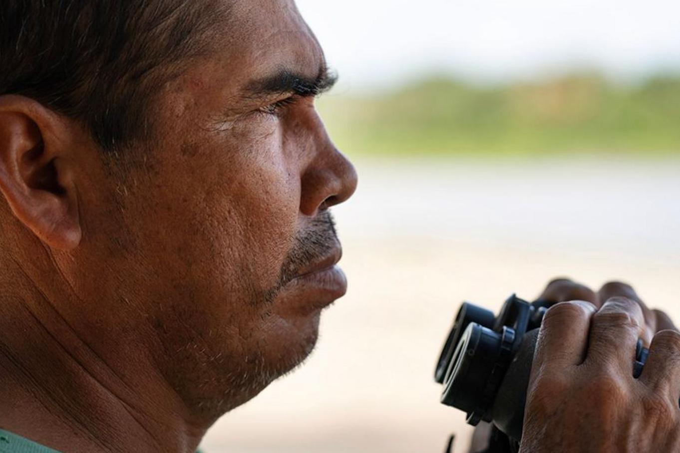 أنطونيو وهو يحمل منظاراً في يديه