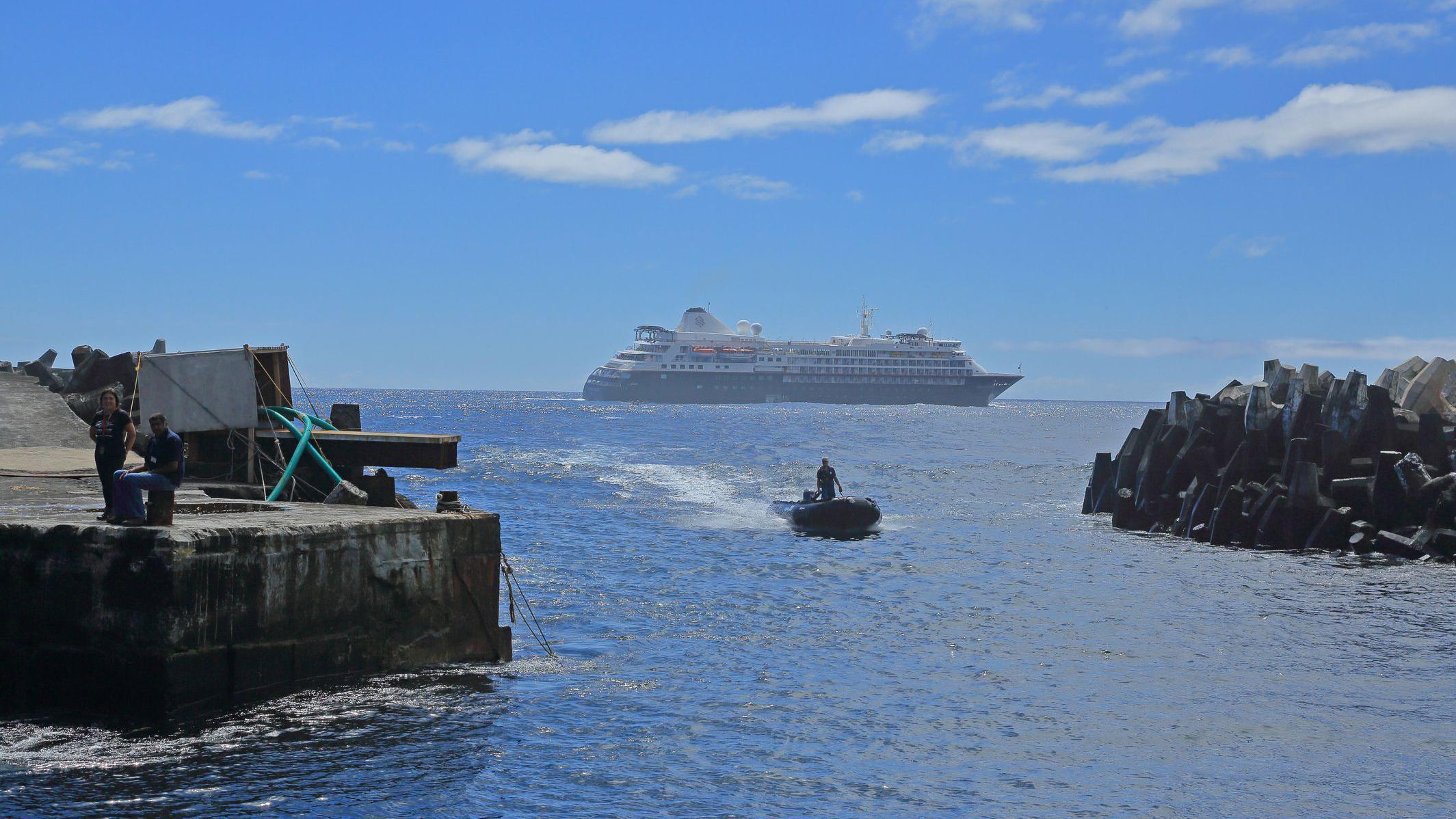 Porto de Tristão da Cunha, com um grande navio ao fundo.