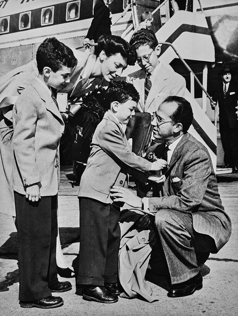 El virólogo estadounidense Dr. Jonas Salk (1914-1995) con su familia a su llegada al aeropuerto de Pittsburgh, Pensilvania, el 19 de abril de 1955. Su hijo Jonathan, de cinco años, le obsequió una rosa.