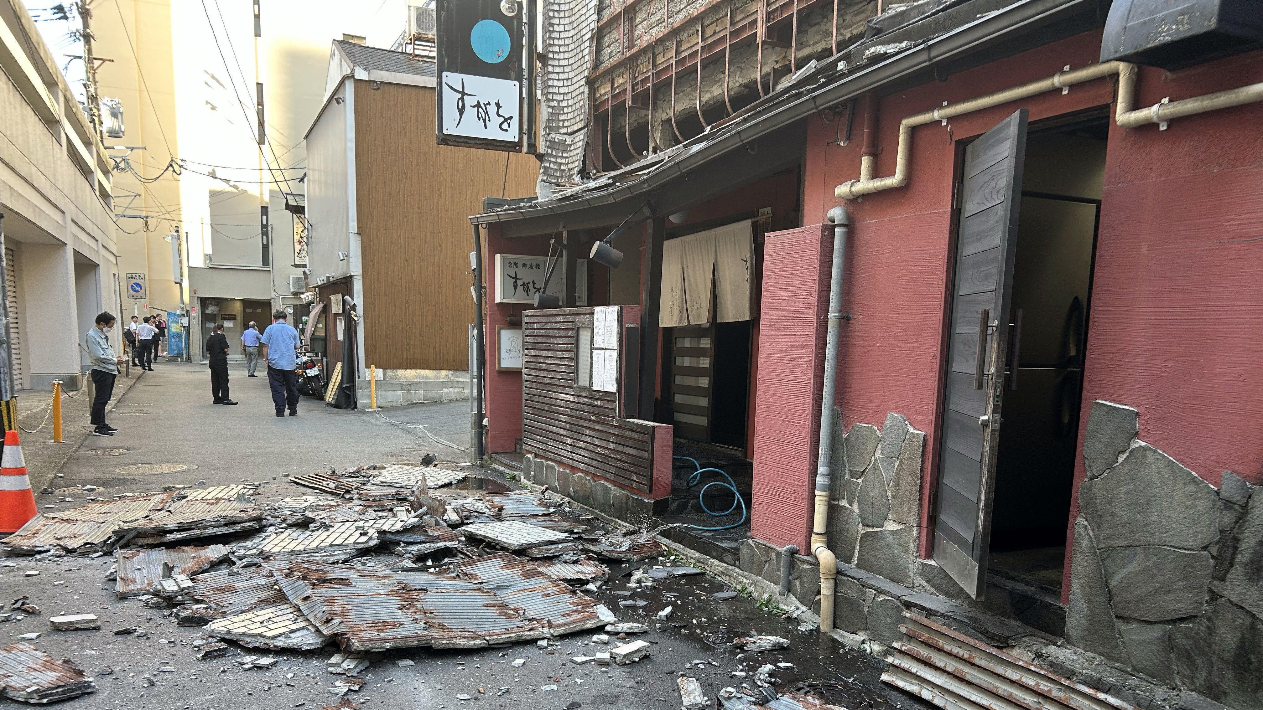 A parede externa de um restaurante desabou ap&oacute;s o terremoto na cidade de Kumamoto, no sudoeste do Jap&atilde;o, em 28 de julho de 2026.