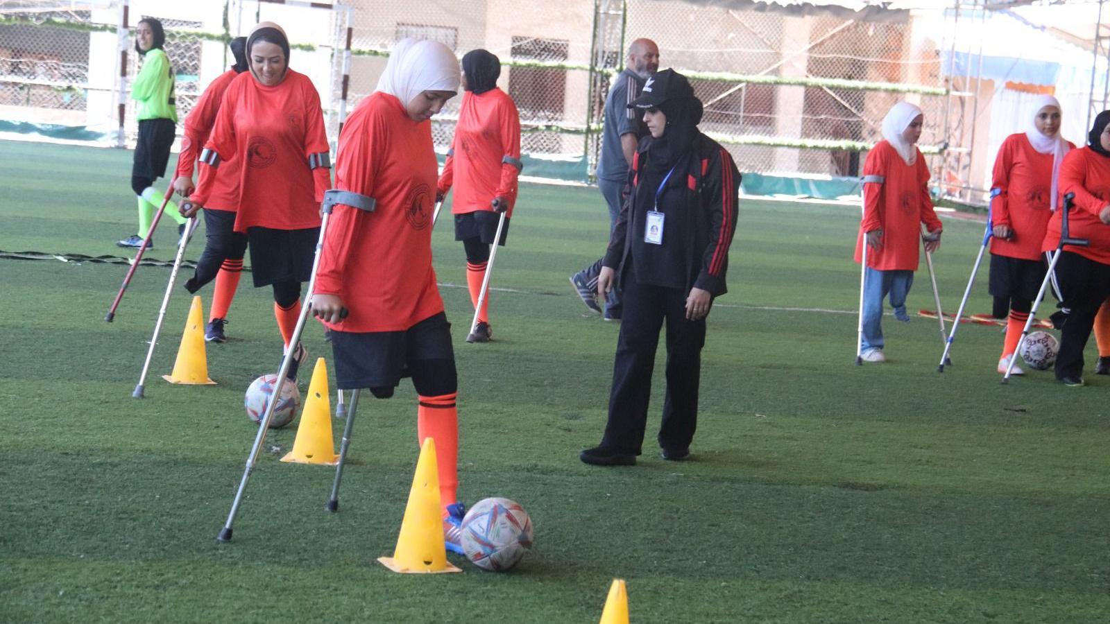 لاعبات في فريق كرة قدم نسائي للمبتورين في قطاع غزة اثناء التمرين
