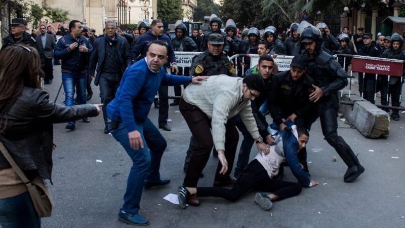 إعلام مصري: الرياض عرضت إقامة قواعد أمريكية بتيران وصنافير، وانقسام في القاهرة حول المقترح 4 أثار الاتفاق احتجاجات في مصر