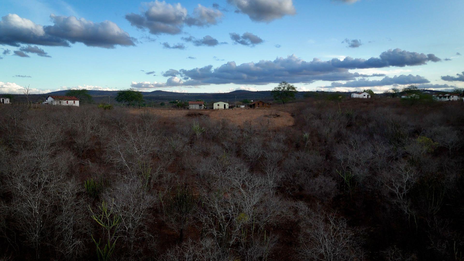 Povoado em paisagem remota do semiárido