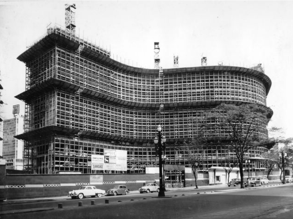 Copan em obras em foto em preto e branco