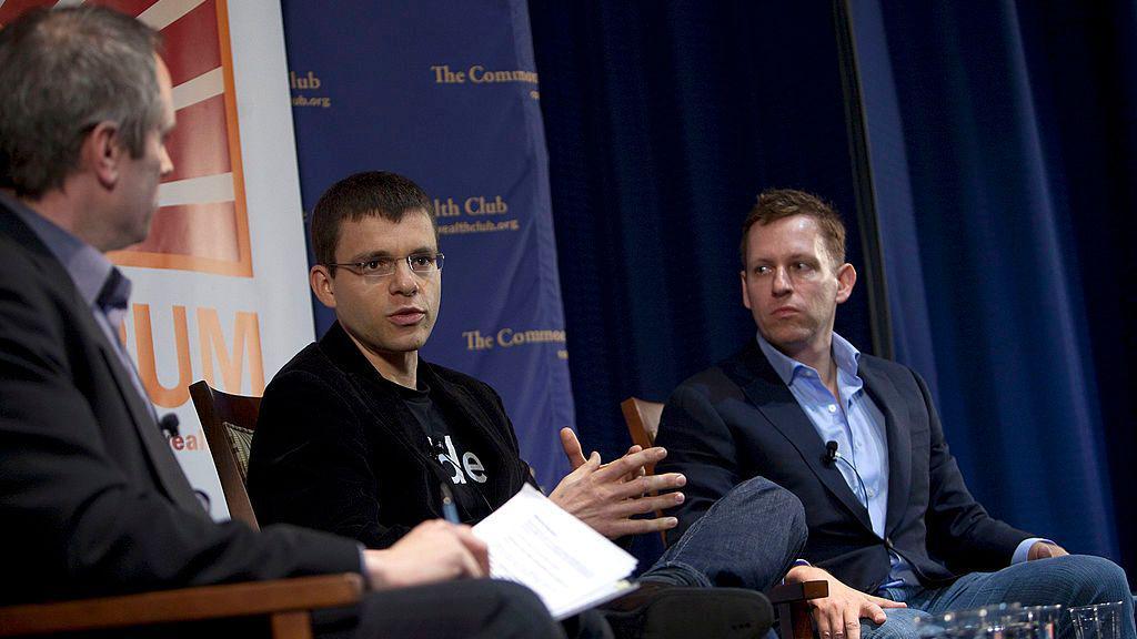 Max Levchin e Peter Thiel sentados, em uma confer&ecirc;ncia de neg&oacute;cios