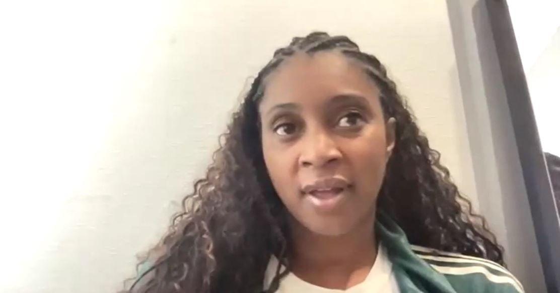 Lays é uma mulher negra, com cabelos longos e cacheados.