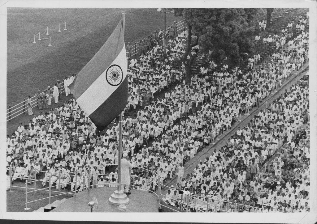 نهرو يلقي كلمة في حشد كبير أمام القلعة الحمراء في دلهي في أغسطس 1960 بمناسبة ذكرى الاستقلال