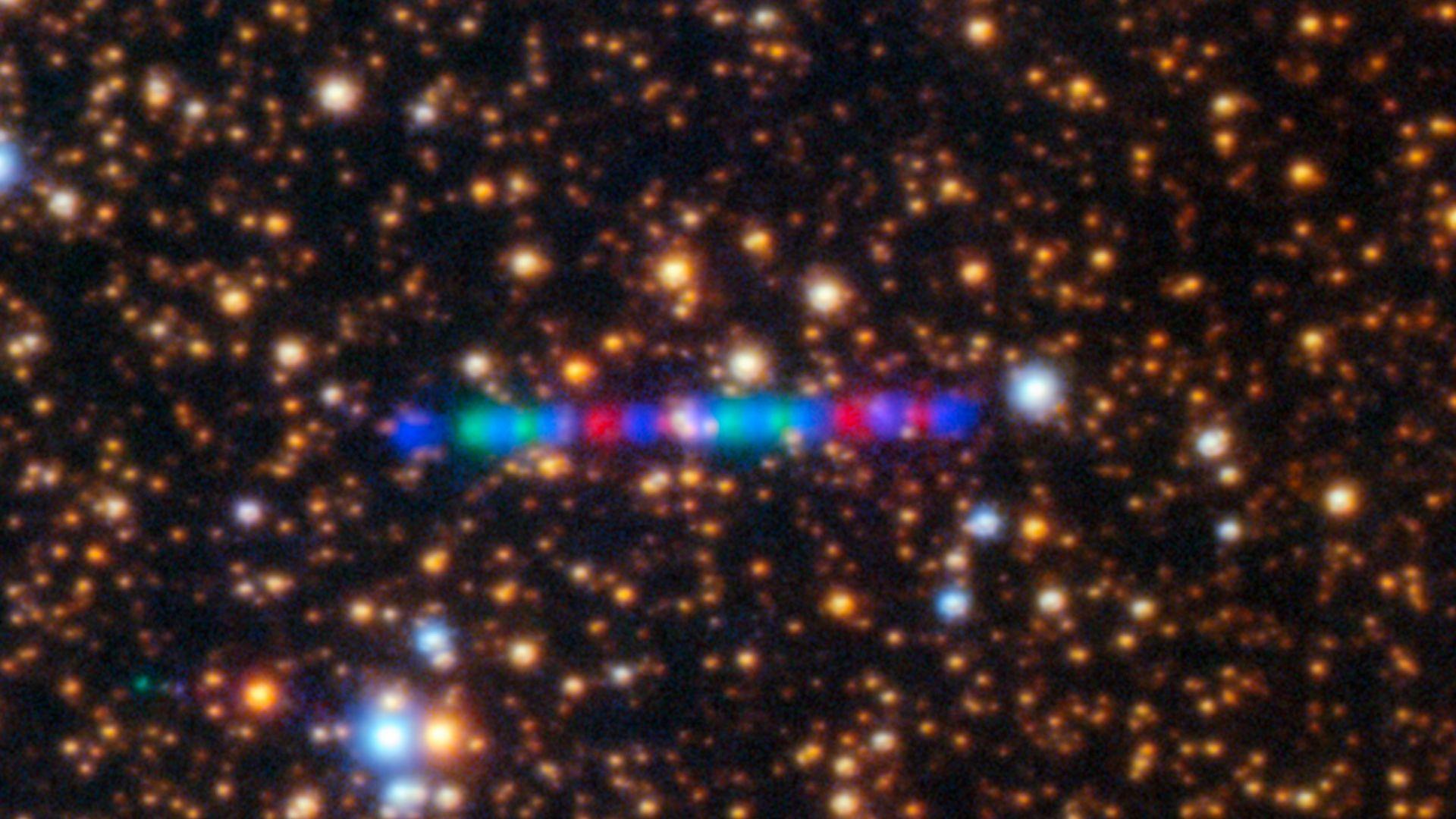 一列藍、綠、紅色光點代表3I/亞特拉斯掠過稠密星場，背景中可見眾多黃色、白色與藍色恆星。