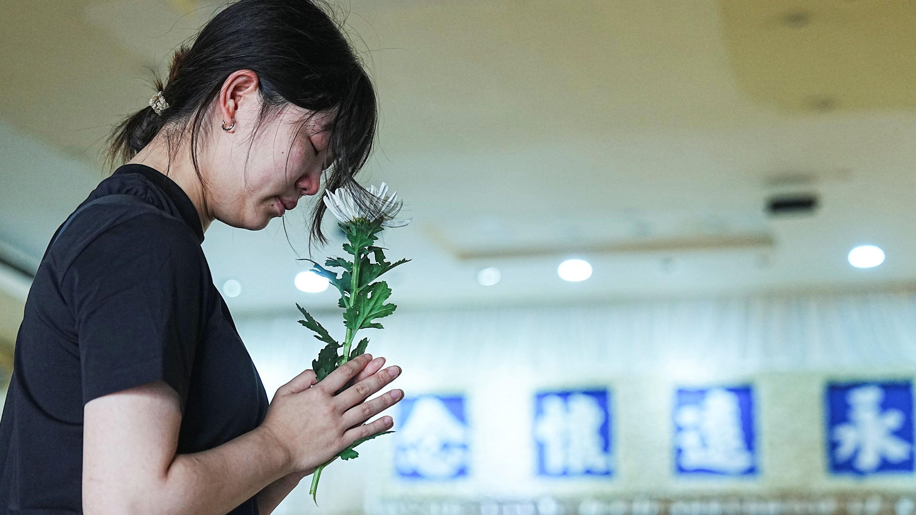 2025年12月2日，一名女子九龍殯儀館悼念宏福苑火災中的罹難者。