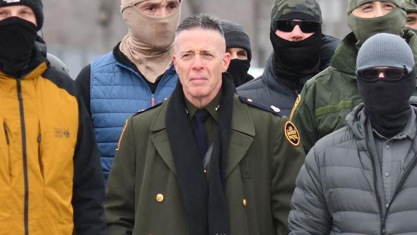 Ko je Greg Bovino, glavni izvršitelj Trampove politike masovnih deportacija 1 Gregori Bovino stoji među maskiranim ljudima. Nosi zelenu jaknu sa epoletama na ramenima