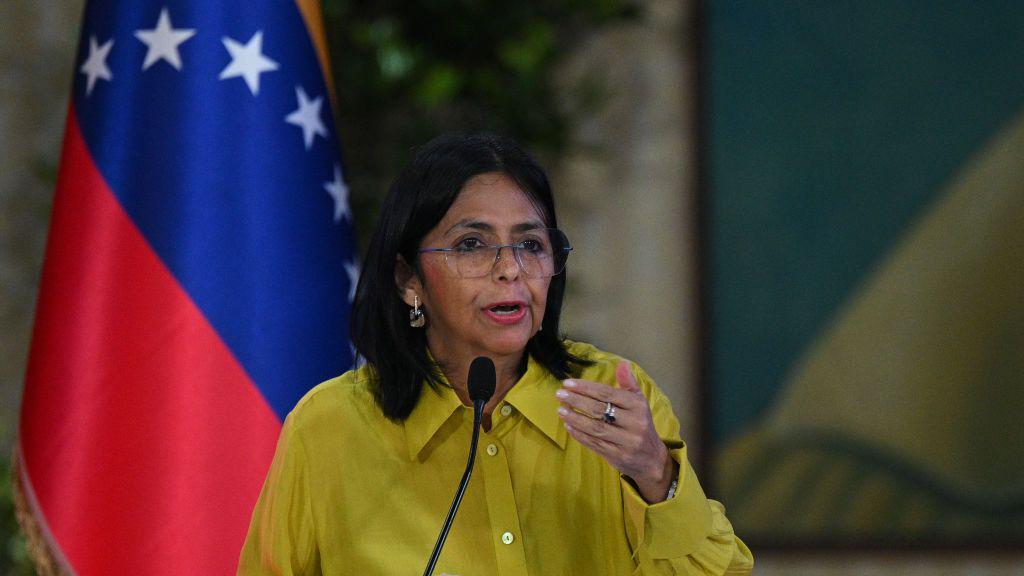 Delcy Rodríguez, com a bandeira da Venezuela ao fundo