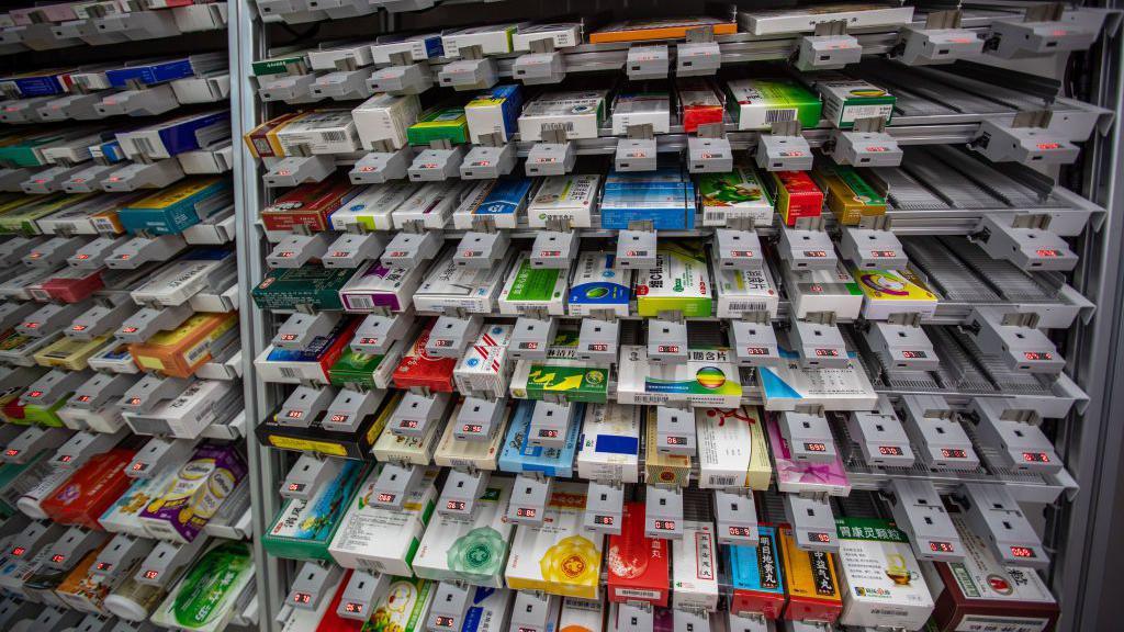 多種藥物擺在貨架上