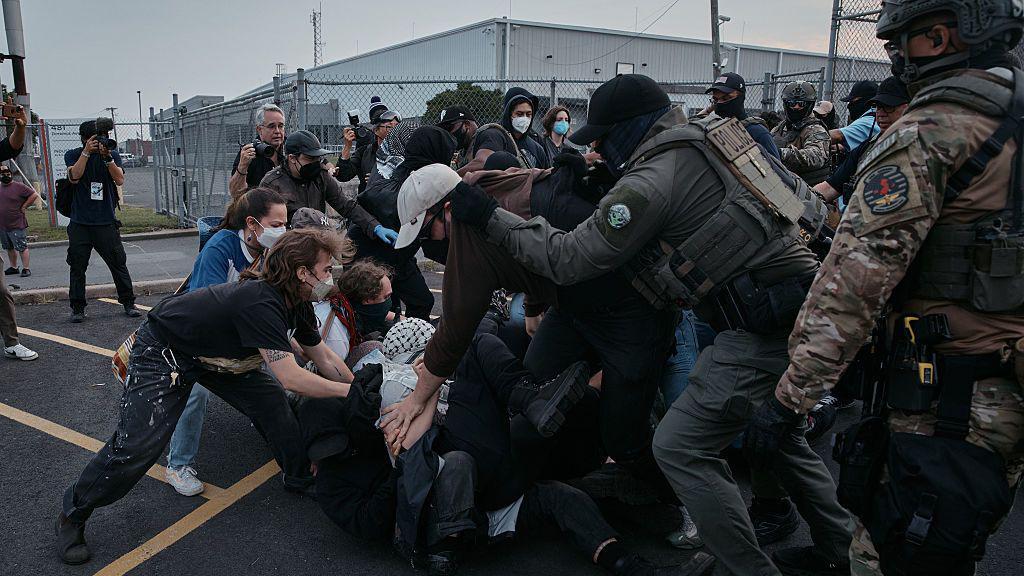 Manifestantes entram em confronto com agentes federais durante protesto em frente ao centro de deten&ccedil;&atilde;o Delaney Hall, em Newark, em junho de 2025.