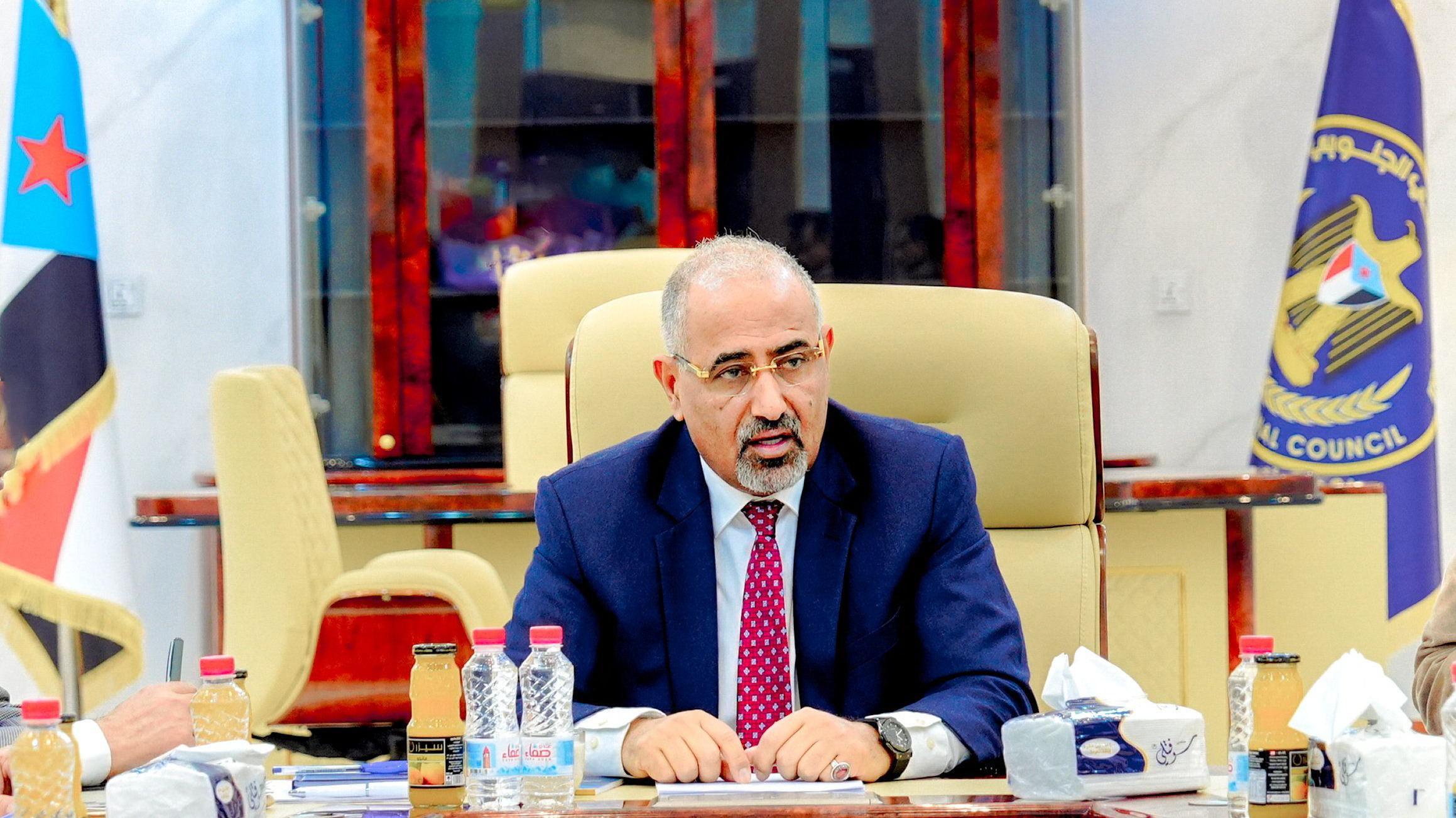 المجلس الانتقالي في اليمن يقول إن رئيسه "يواصل مهامه من عدن"، ويعلن فقدان الاتصال مع وفده في السعودية 