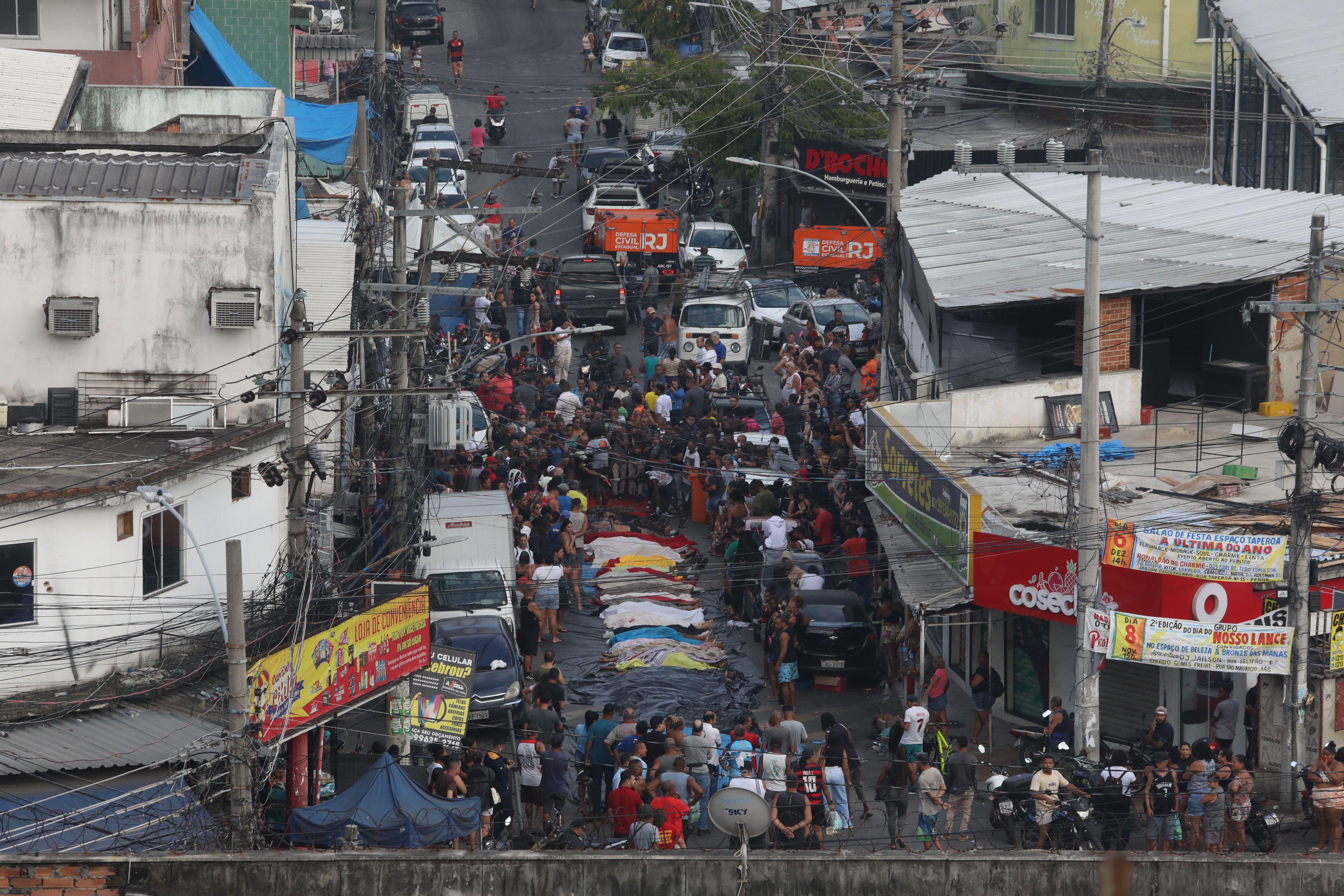 Vista de cadáveres en la Plaza São Lucas, en la calle José Rucas.
