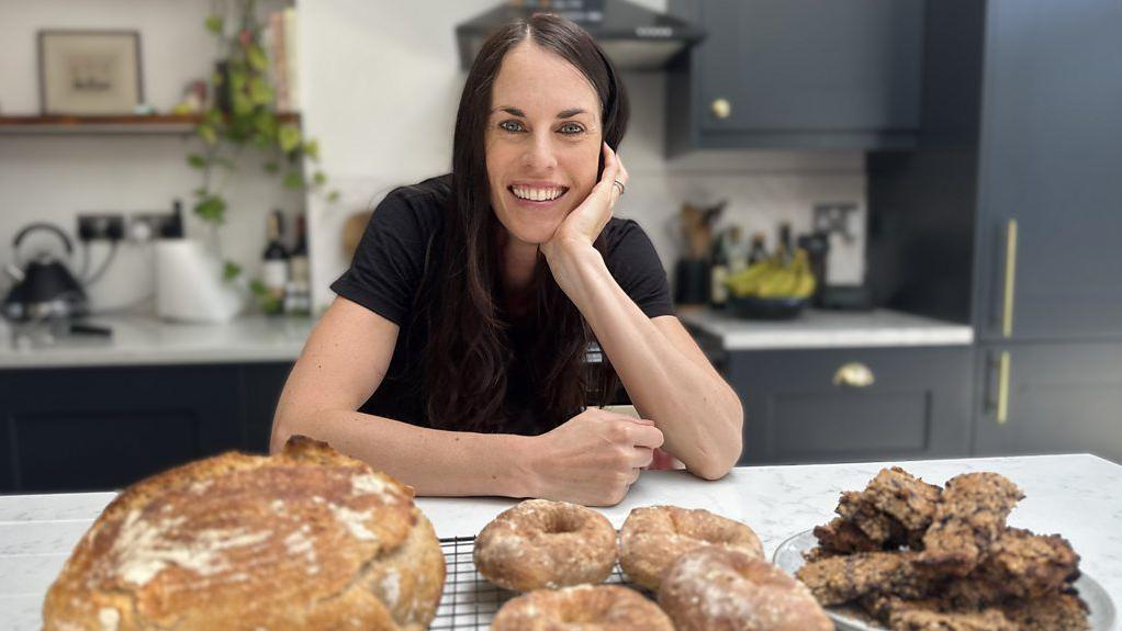 Mujer con pan y granola 