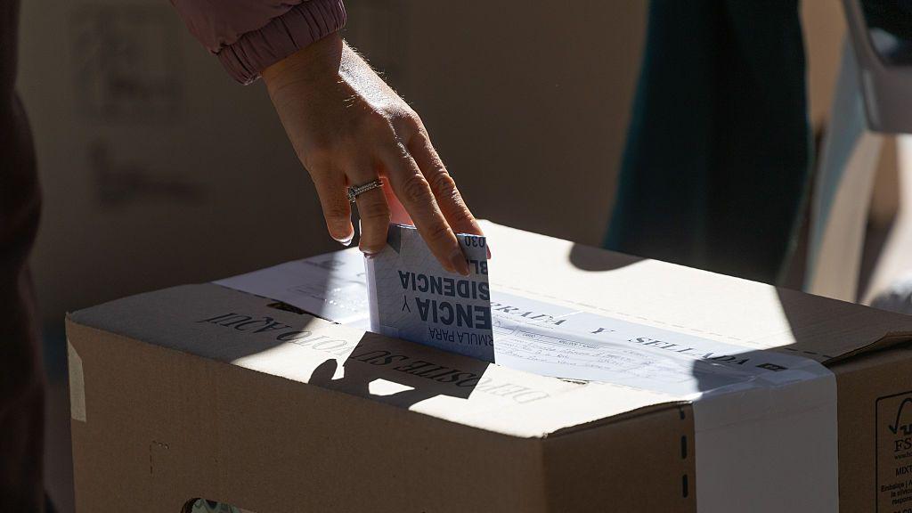 Una mano deposita un voto en una urna en las elecciones presidenciales de Colombia el 31 de mayo. 