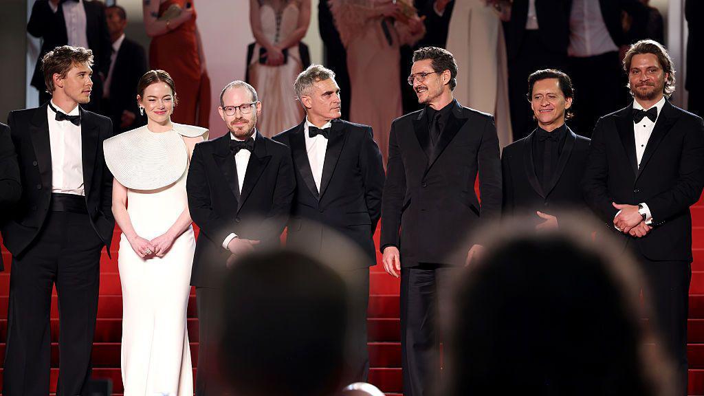 El director Ari Aster posa junto al elenco principal de su nueva película “Eddington” en la alfombra roja del Festival de Cannes: Austin Butler, Emma Stone, Pedro Pascal, Clifton Collins Jr. y Luke Grimes, antes del estreno mundial del filme en el Palais des Festivals.