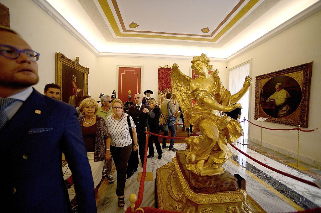 Turistas recorren una de las estancias de Castel Gandolfo