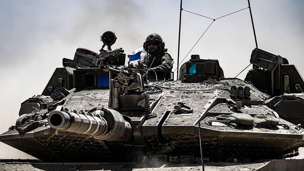 Soldado israelí en un tanque en Gaza