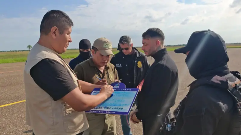 Sebastián Marset rodeado por policías, uno de ellos con uniforme de la DEA, tras ser capturado en Bolivia. 