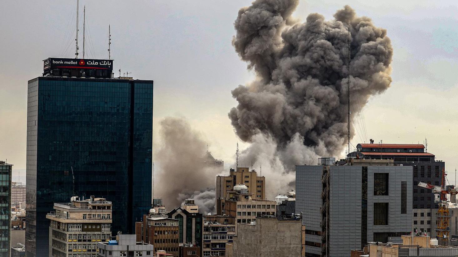 德黑蘭全景，在城內據報發生爆炸後，遠處可見煙霧。