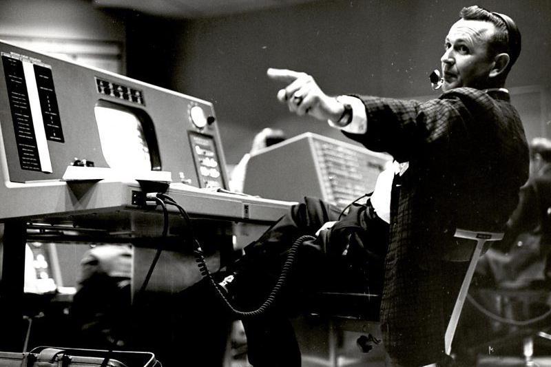 O engenheiro Chris Kraft na sala de controle de miss&otilde;es da Nasa