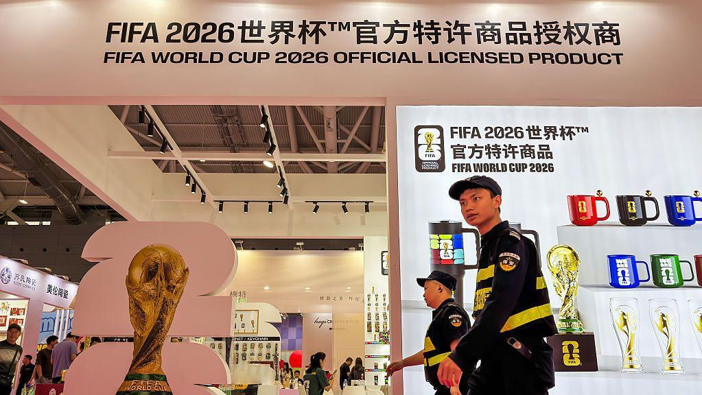 一個人在世界盃官方特許商店前走過