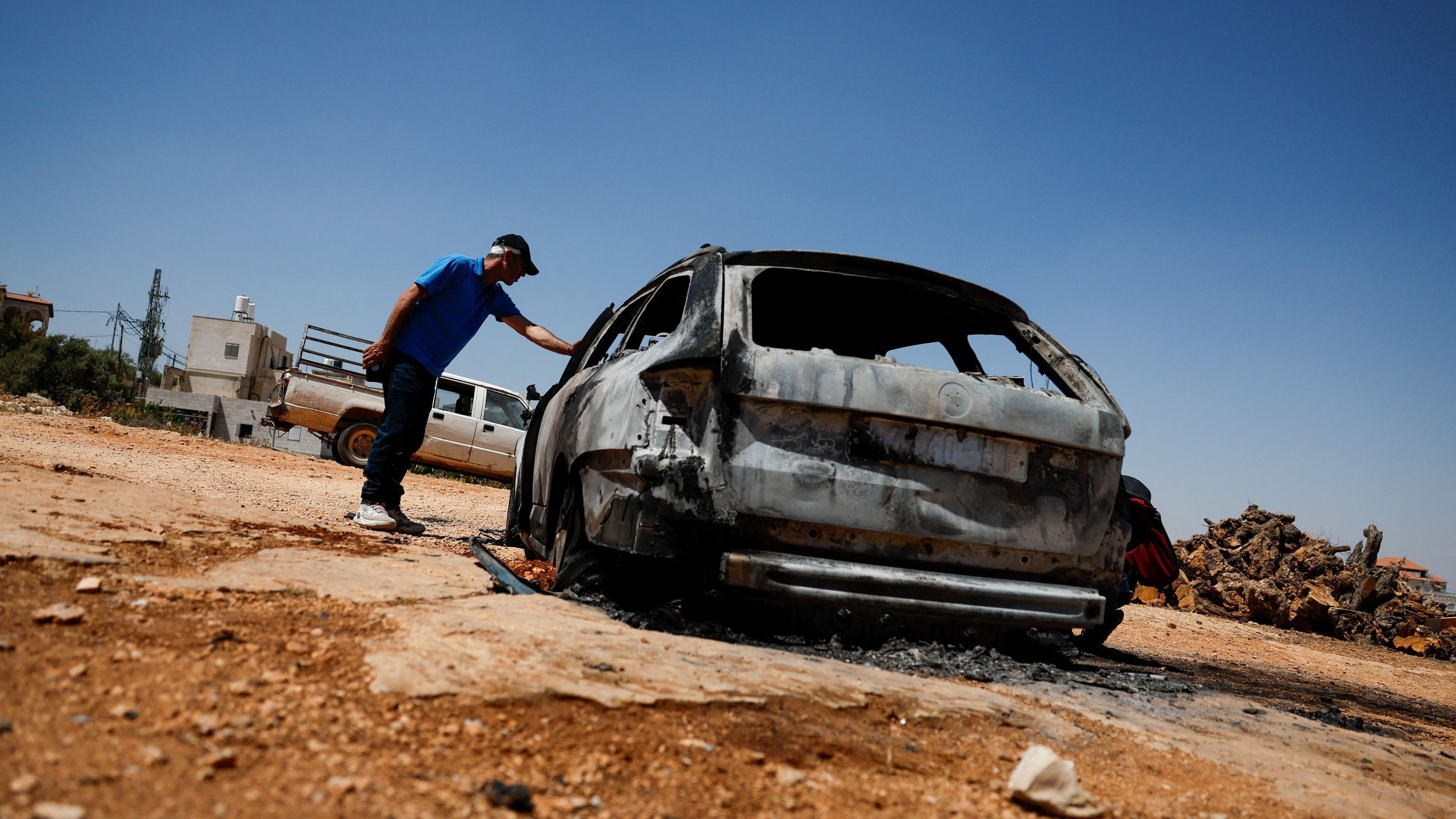 عشرات الإسرائيليين يهاجمون جنوداً في الجيش الإسرائيلي في الضفة الغربية، ومصر تدين اعتداءات المستوطنين ضد الفلسطينيين 1 فلسطيني يتفقد سيارة محترقة بعد هجوم شنه مستوطنون على قرية كفر مالك في الضفة الغربية المحتلة