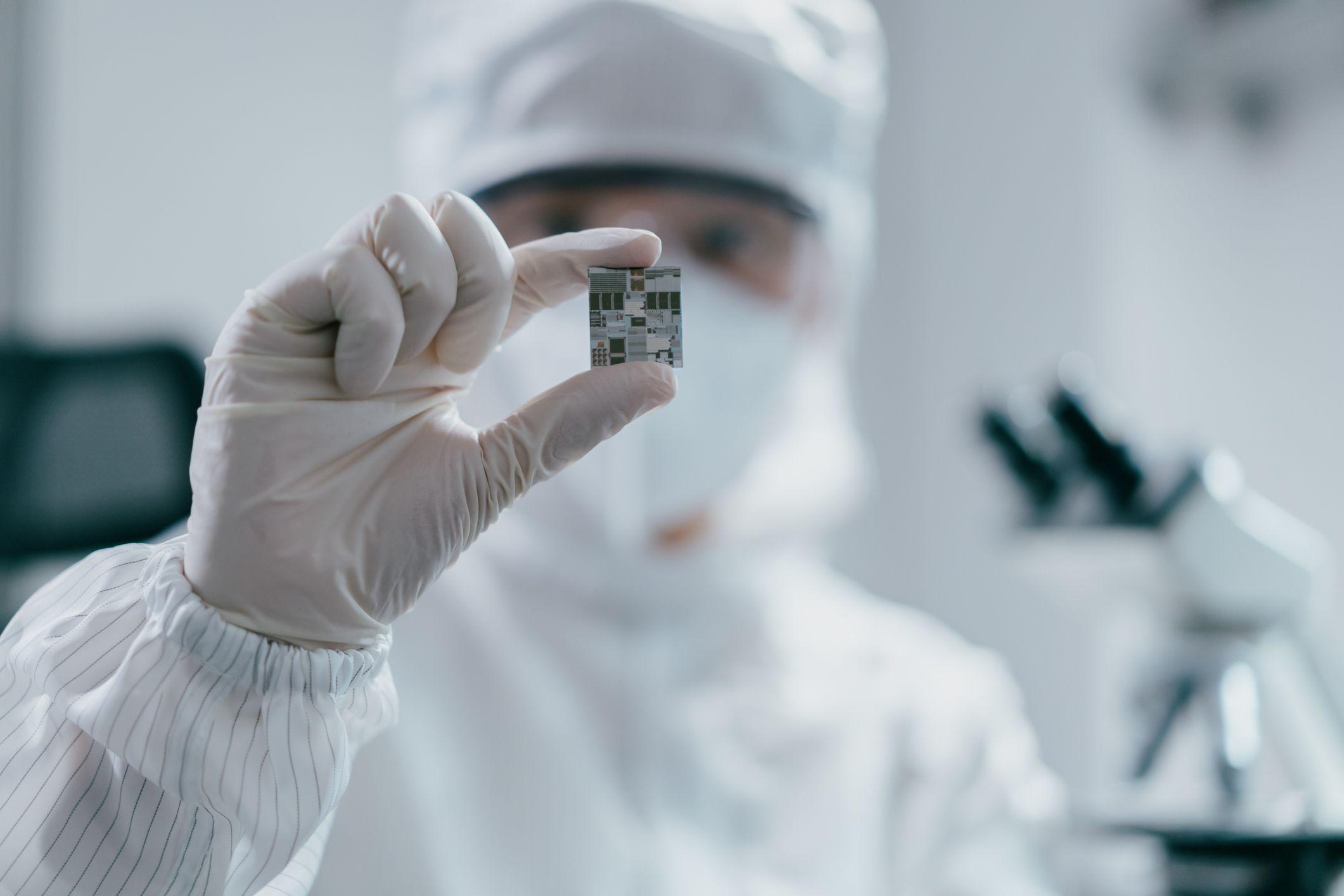 一名研究人員手持半導體晶片。